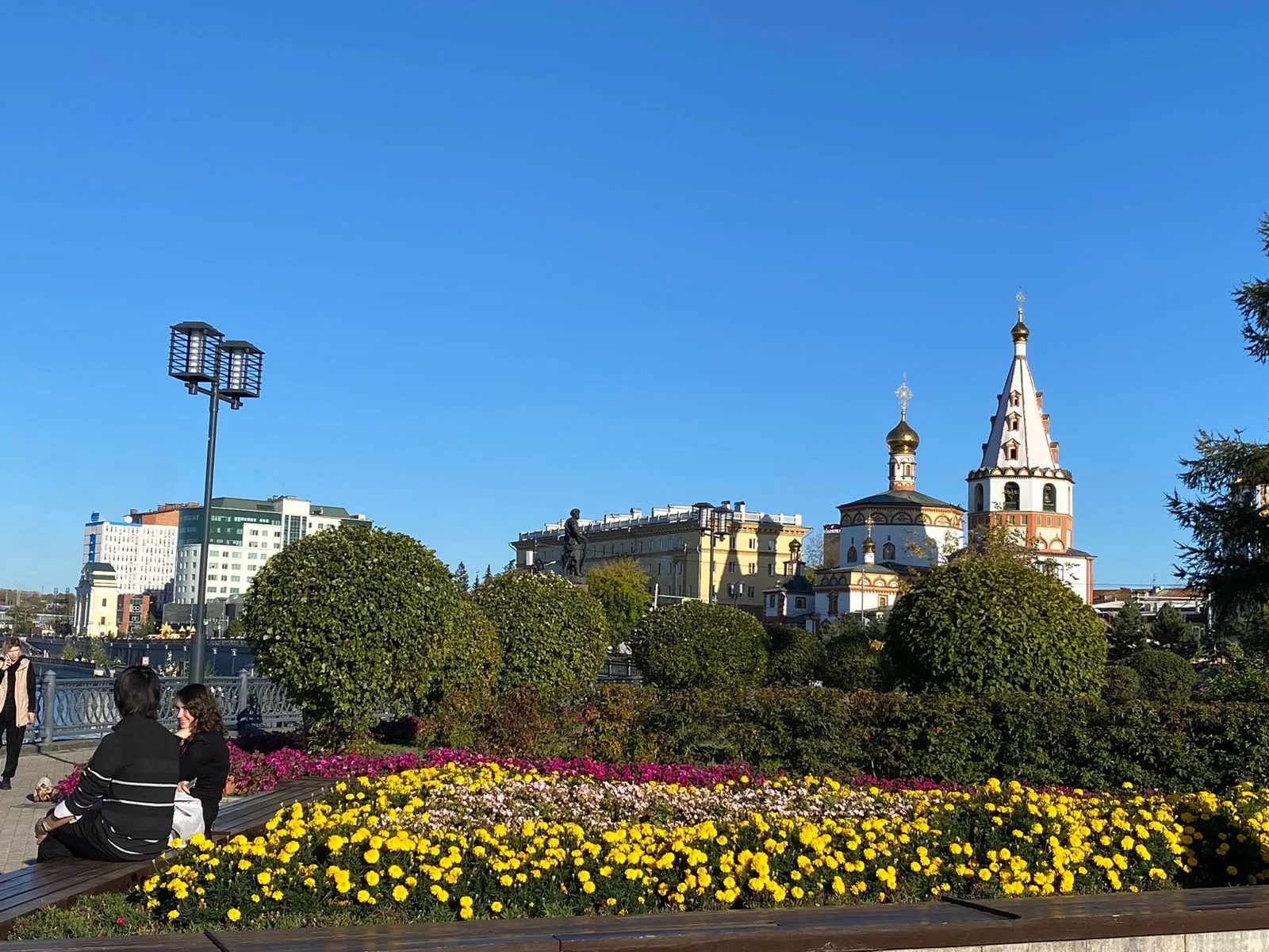 Сквер с видом на храм в центре Иркутска