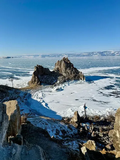Скала Шаманка зимой, вокруг замёрзшее Малое море