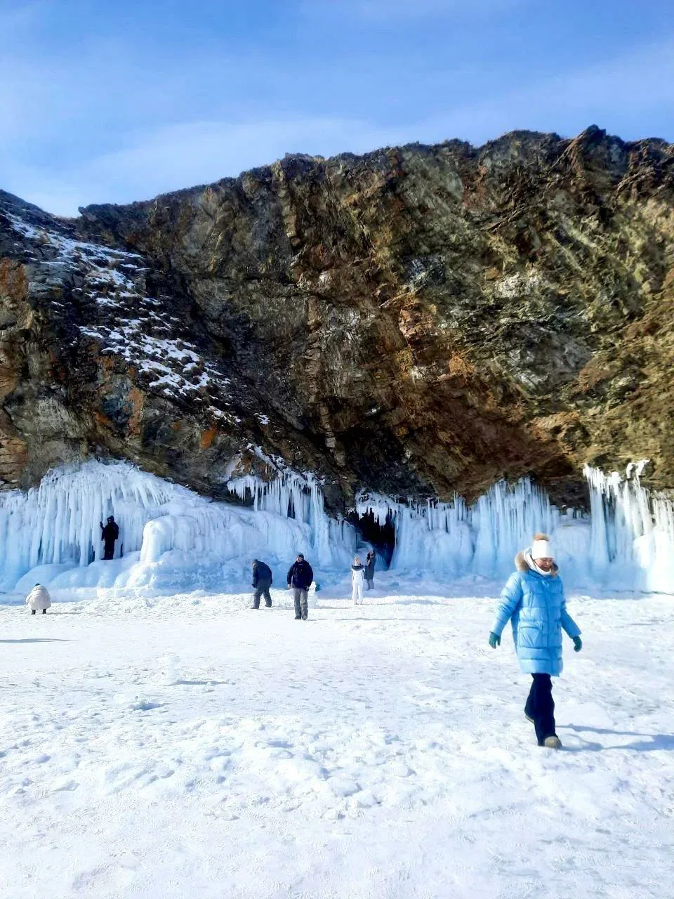 Ребёнок у скалы с ледяными наплесками